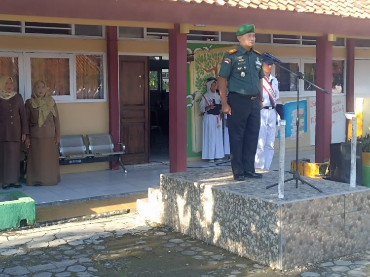 DANRAMIL 0620-01/GUNUNG JATI MENJADI INSPEKTUR UPACARA DAN BERIKAN PEMBINAAN KEDISIPLINAN DI SMPN 2 GUNUNG JATI