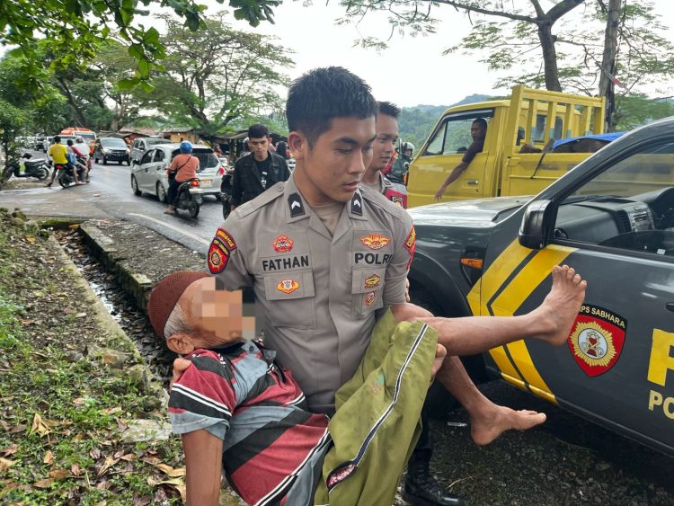 Respon Cepat Satgas Preventif Ops Ketupat Lodaya 2025 Polresta Cirebon Bantu Korban Laka Lantas di Dukupuntang