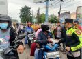 Peduli Keselamatan Pemudik, Kapolres Cirebon Kota Bagikan Ratusan Jas Hujan di Jalur Pantura.