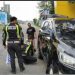 Satlantas polres Cirebon Kota Bantu Pemudik Pecah Ban di Tol Palikanci.