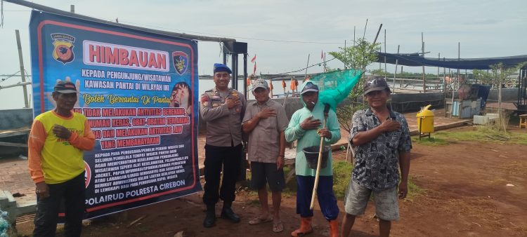 Polresta Cirebon Beri Himbauan Keselamatan Hingga Pasang Spanduk Kamtibmas di Obyek Wisata Pantai Baro Gebang