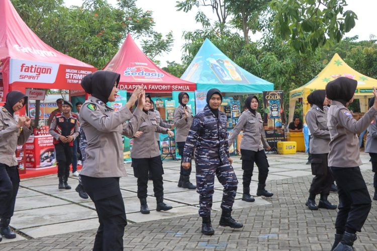 Sinergitas TNI – Polri Polresta Cirebon, Hibur Pemudik Arus Balik di Rest Area 229 Tol Kanci – Pejagan