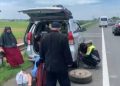 Kasat Lantas polres Cirebon Kota Bantu Pemudik Pecah Ban di Tol Cipali KM 208.