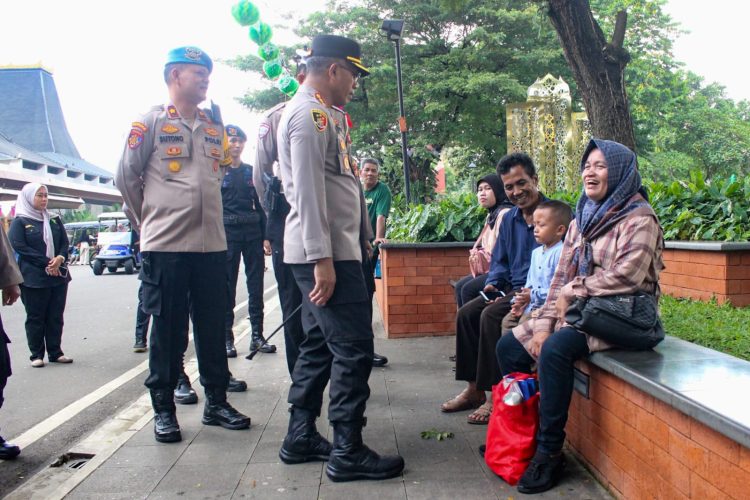 Kapolres Metro Jakarta Timur Tinjau Pengamanan TMII Saat Libur Lebaran
