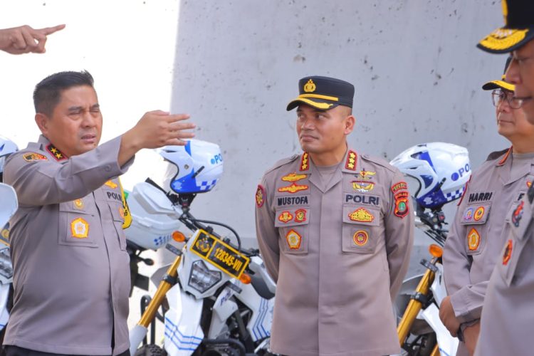 Kapolres Metro Bekasi Dampingi Kapolda dan Wakapolda Metro Jaya Tinjau Arus Balik di Pospam KM 25B Tol Jakarta-Cikampek