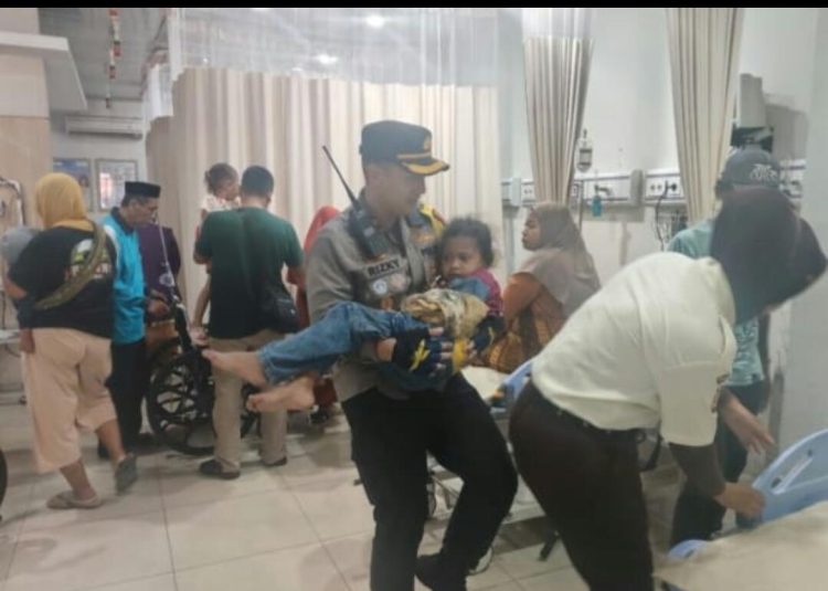 Wakapolres Cirebon Kota Tolong Anak Terjatuh dari Tangga Toilet Saat Acara Grebek Syawal.