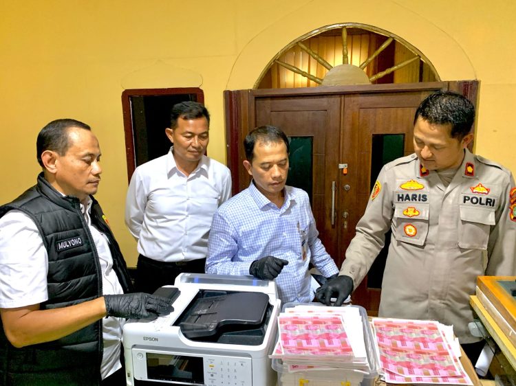 Sindikat Uang Palsu Rp 316 Juta Terbongkar dalam 3 Hari, 8 Orang Dibekuk