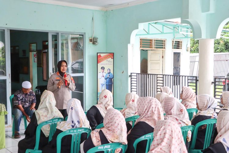 Polresta Cirebon Gelar Jum’at Curhat di Desa Cipeujeuh Kulon