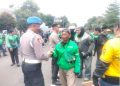 Polres Cirebon Kota Amankan Aksi Demo Driver Ojol di Depan Gedung Walikota.