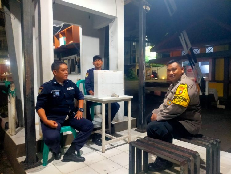 Monitoring Pos Satpam oleh Bhabinkamtibmas Kelurahan Jatiluhur