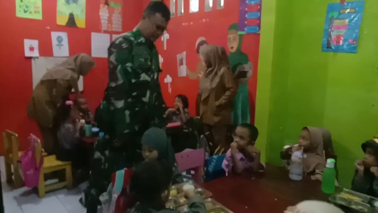 Babinsa Kelurahan Karyamulya Monitoring Program Makan Bergizi Gratis (MBG)