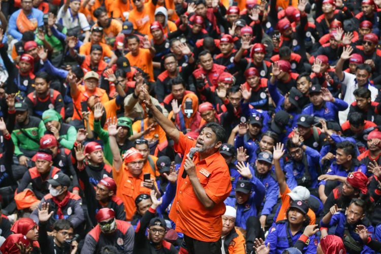 Ribuan Buruh Padati Monas, Suarakan Enam Tuntutan di Hari Buruh Internasional 2025
