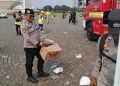 Personel Polri Sigap Bersih-bersih Kawasan Monas Usai May Day Fiesta