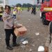 Personel Polri Sigap Bersih-bersih Kawasan Monas Usai May Day Fiesta