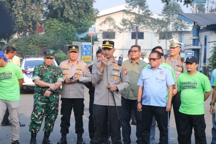 138 Personil Gabungan Kawal Keberangkatan Buruh Tangerang ke Jakarta