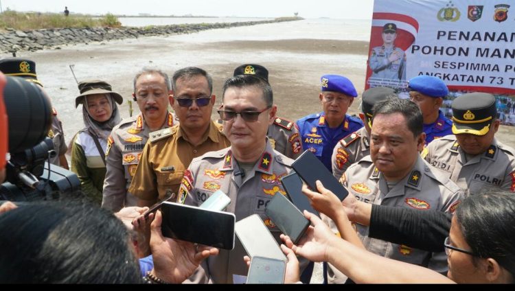 Sespimma Polri Angkatan 73 Tanam Mangrove Hingga Berikan Bansos ke Warga di Kejawanan