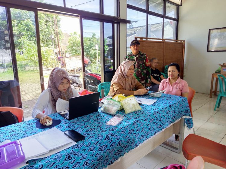 Babinsa Kelurahan Larangan Dampingi Kegiatan Pemeriksaan Kesehatan Balita dan Lansia.