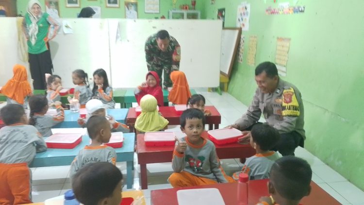 Babinsa dan Bhabinkamtibmas Kelurahan Sunyaragi Bersinergi Monitoring Program MBG.