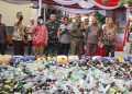 Polresta Cirebon Musnahkan Ribuan Botol Miras Hasil Operasi Rutin