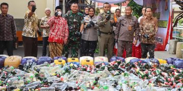 Polresta Cirebon Musnahkan Ribuan Botol Miras Hasil Operasi Rutin