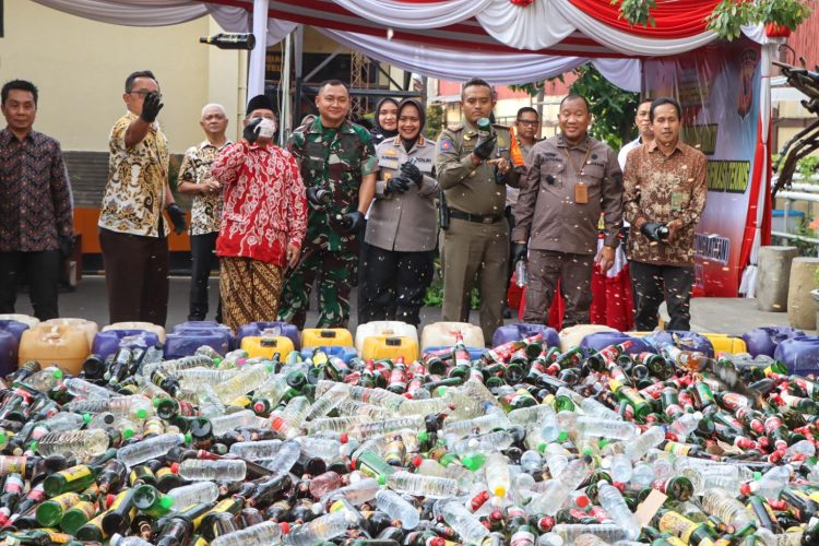 Polresta Cirebon Musnahkan Ribuan Botol Miras Hasil Operasi Rutin
