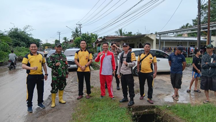 POLSEK TALANG UBI ATUR LALIN DAN BANTU PENGURANGAN DEBIT BANJIR DI SIMPANG RAJA