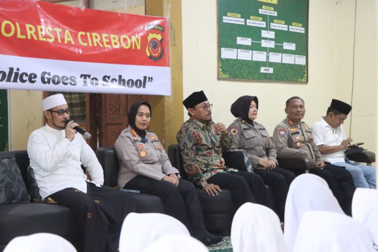 Polresta Cirebon Gelar “Police Goes To School” di Ponpes Gedongan dan Al Khiyaroh Buntet: Santri Dibekali Edukasi dan Motivasi Hadapi Tantangan Zaman