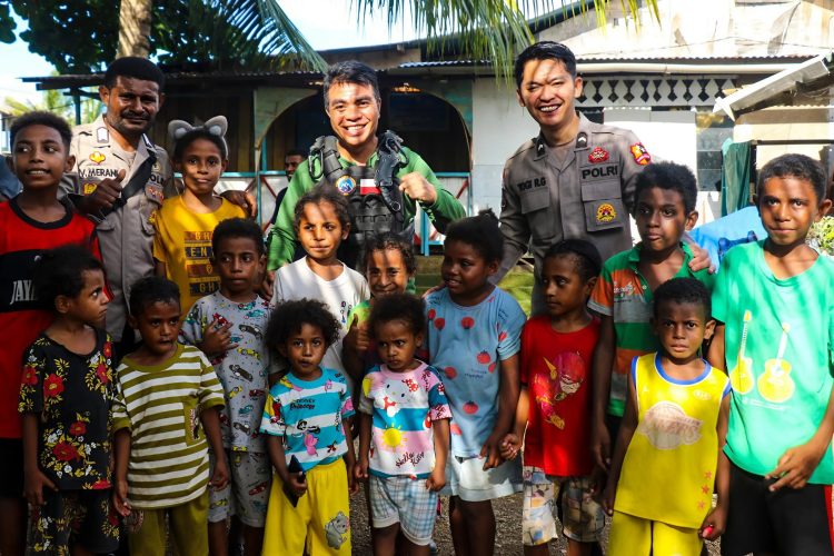 Satgas Humas Ops Damai Cartenz-2025 Gelar Kegiatan Humanis di Entrop, Jayapura