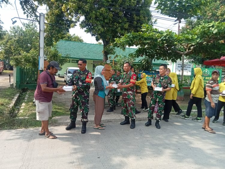 Jumat Berkah, Danramil 1402/Harjamukti dan Ketua Persit KCK Ranting 3 Bagikan Paket Nasi Kepada Masyarakat.