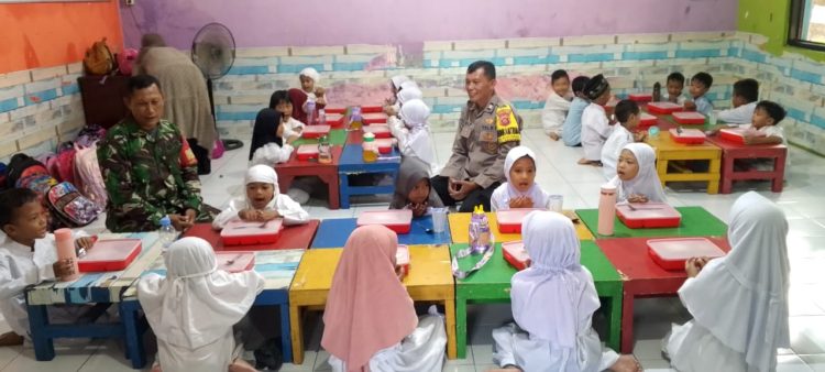 Sinergitas Tanpa Batas: Babinsa dan Bhabinkamtibmas Bersinergi Monitoring Program MBG.
