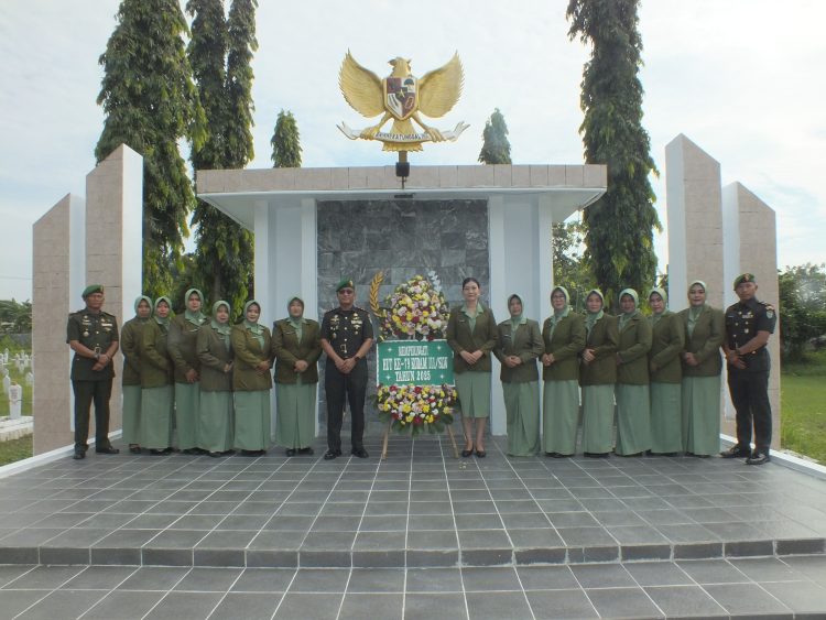Dandim 0614/Kota Cirebon Beserta Ketua Persit KCK Cab.XXV Ikuti Ziarah Rombongan di TMP Kesenden dalam Rangka HUT Kodam III/Siliwangi ke-79