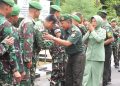 Komandan Kodim 0614/Kota Cirebon Lepas Anggota Purna Tugas Dengan Tradisi Sangkur Pora