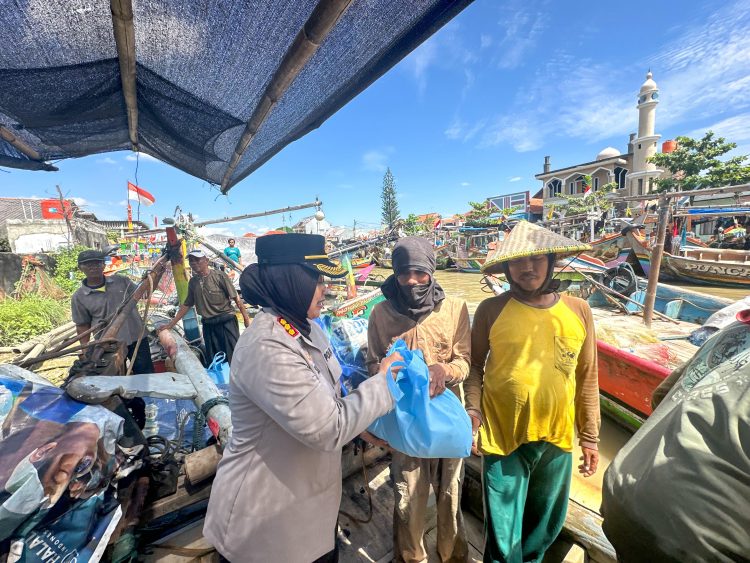 Polri Peduli, Kapolresta Cirebon Gelar Bakti Sosial untuk Nelayan di Pesisir Gebang