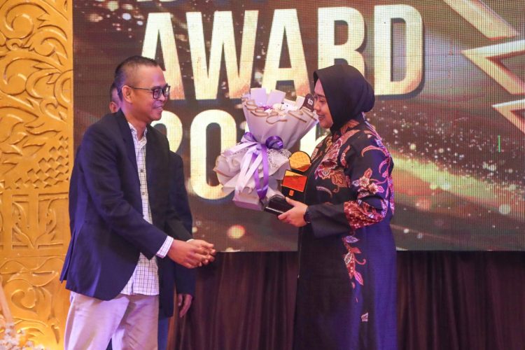 Kapolresta Cirebon Terima Penghargaan IJTI Cirebon Raya Award 2025     