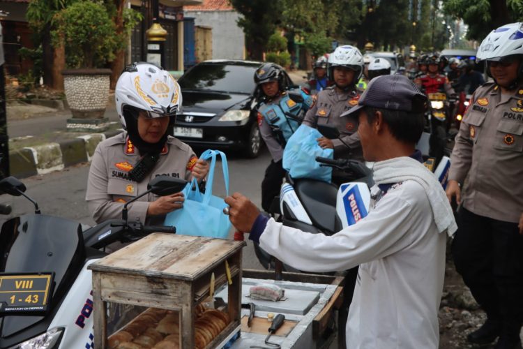 Kapolresta Cirebon Pimpin Patroli Humanis Polresta Cirebon Berikan Edukasi Helm, Bagi Bansos, dan Cegah Premanisme