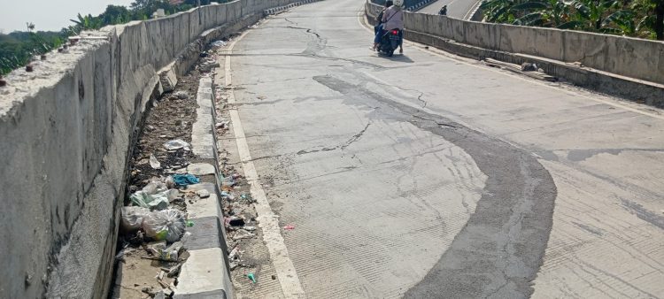 Jalan Tanjakan Kalipancur Kota Semarang Rusak Parah Pengendara Jalan Waswas Melintas