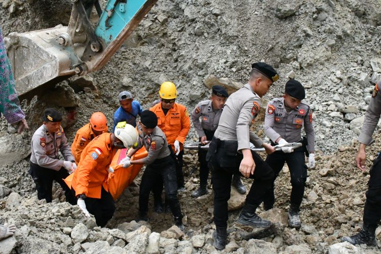 Polresta Cirebon lakukan identifikasi sejumlah korban setelah bantu evakuasi Korban Longsor di Gunung Kuda