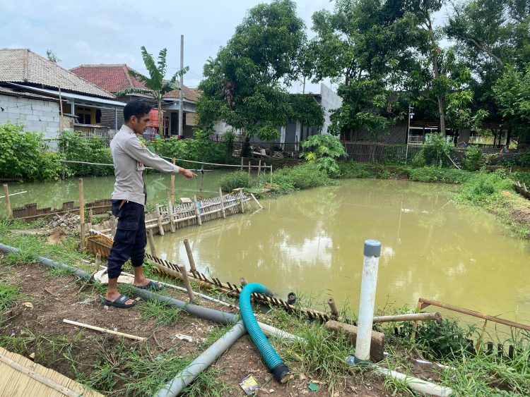 Bhabinkamtibmas Polsek Kronjo Polresta Tangerang Bripka Surono Melakukan Pemantauan Ketahanan Pangan di Desa Kosambi Dalam