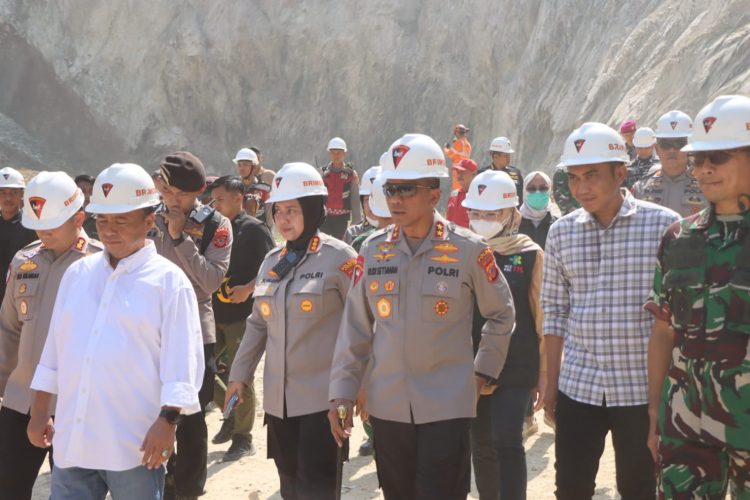 Kapolda Jabar Tinjau Lokasi Longsor Galian C di Gunung Kuda, Cirebon