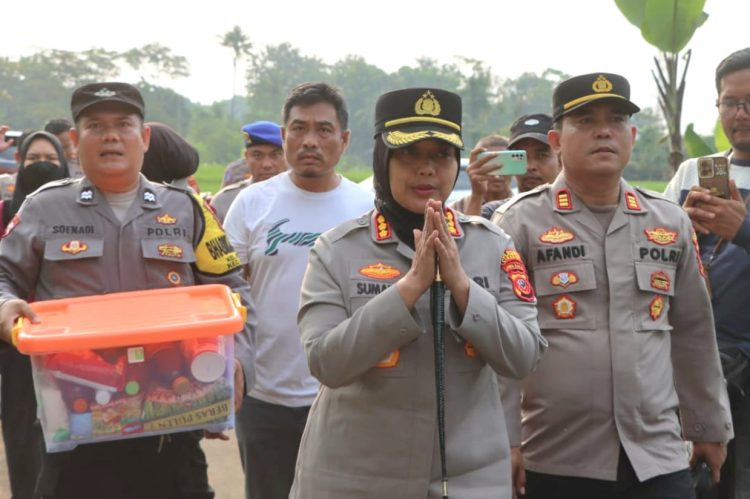 Kapolresta Cirebon Kunjungi Keluarga Korban Longsor Galian C Gunung Kuda, Sampaikan Duka dan Santunan