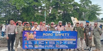 AKP Indira Bersama Personel Unit Kamsel Satlantas Polres Metro Bekasi Kota Gelar Patroli Jalan Kaki di Kawasan Car Free Day Jl. Ahmad Yani