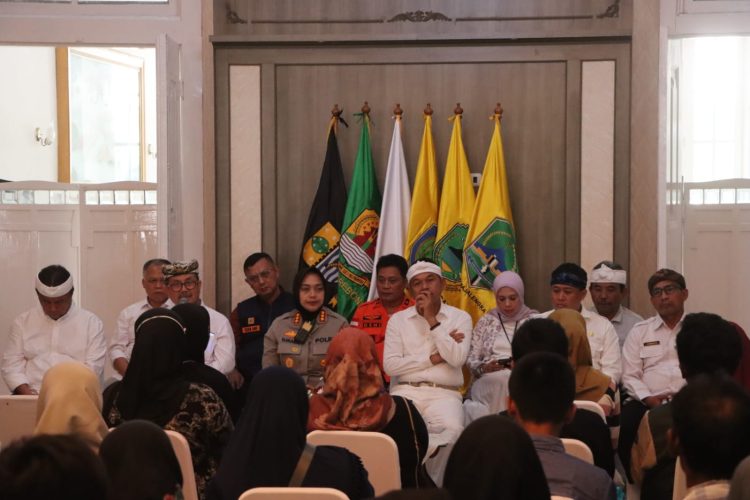 Polresta Cirebon Lakukan Pengawalan Kelurga Korban Longsor Gunung Kuda Saat Bertemu Gubernur Jawa Barat