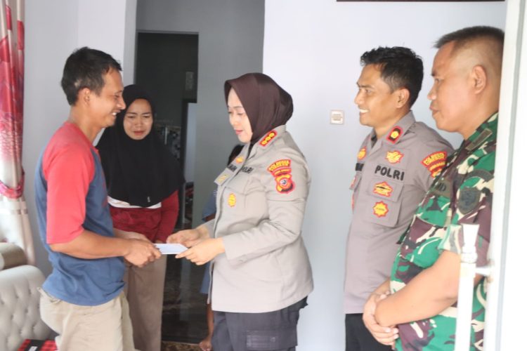 Peduli Korban Longsor Galian C, Kapolresta Cirebon Turun Langsung Serahkan Bantuan