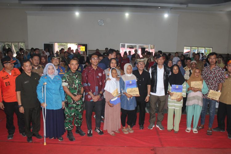 Dandim 0620/Kabupaten Cirebon Dampingi Wakil Menteri Sosial RI Berikan Santunan kepada Keluarga Korban Longsor Gunung Kuda