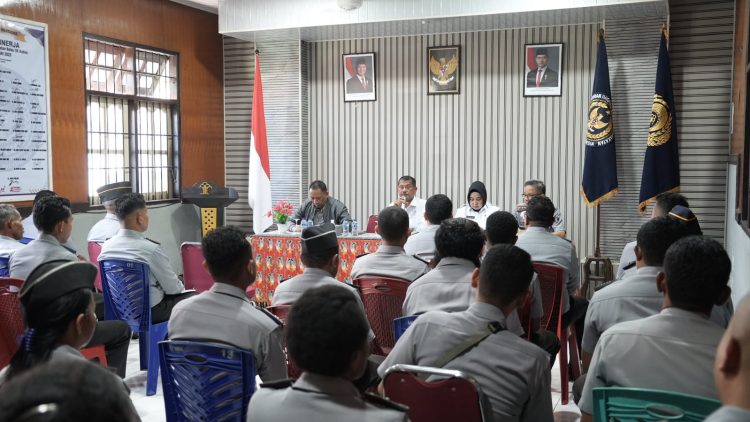 TIBA DI NABIRE, DIRJENPAS LANGSUNG SAMBANGI PETUGAS LAPAS YANG TERLUKA