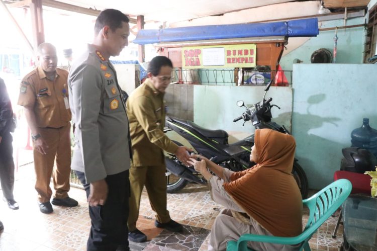 Kapolres Metro Tangerang Kota Serahkan Bantuan Kursi Roda Ke Warga Kurang Mampu di Buaran Indah Kota Tangerang