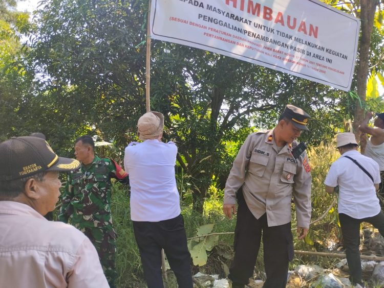 Danramil 1402/Harjamukti dan Babinsa Argasunya Dampingi DLH Kota Cirebon Pasang Spanduk Larangan Penambangan Pasir Ilegal