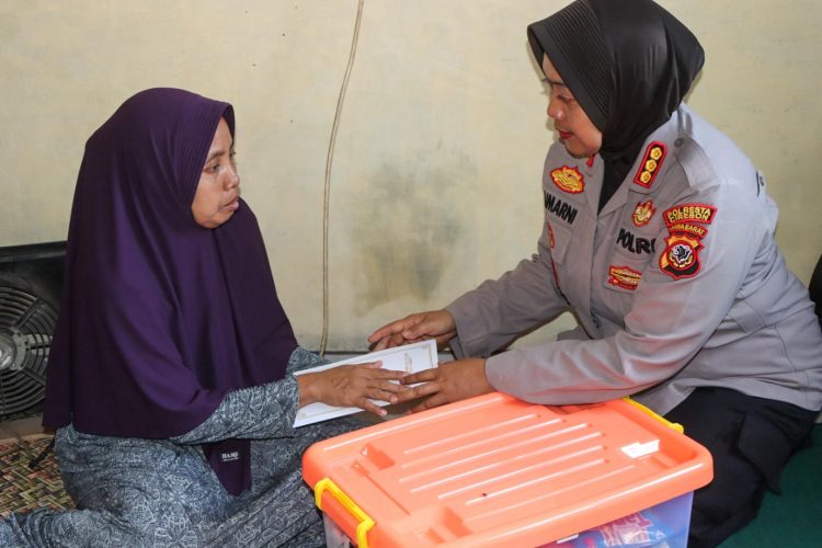 Tak Hanya Salurkan Bantuan, Kapolresta Cirebon Bangkitkan Semangat Keluarga Korban Longsor Galian C Gunung Kuda