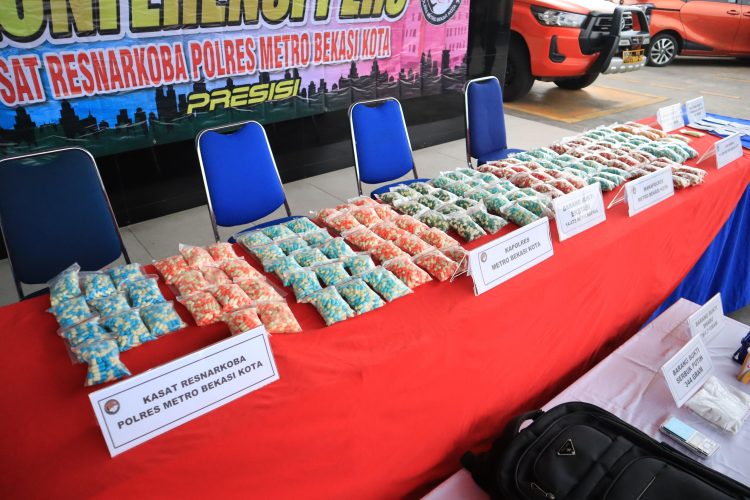 Selamatkan 15.000 Jiwa Anak Bangsa : Polres Metro Bekasi Kota Bongkar Jaringan Narkoba Bekasi-Bogor-Depok, 14 Ribu Butir Ekstasi Disita