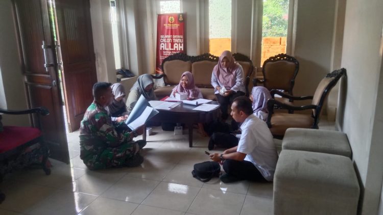 Babinsa Pekiringan Dampingi Dinas Kominfo Kota Cirebon dalam Penyuluhan Digital Parenting di RW 06 Suradinaya Utara